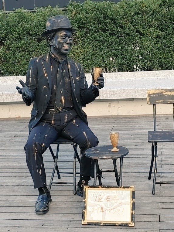 座る男